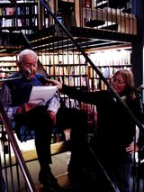 Beeldvergroting: Willem Brakman leest voor, radioman Wim Noordhoek registreert